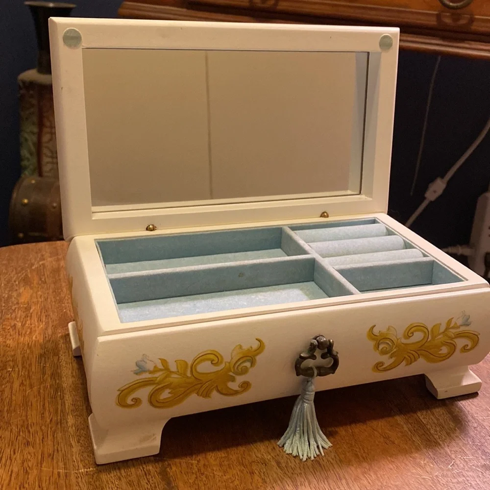 Vintage Avon Jewelry Box - Picture 3 of 11